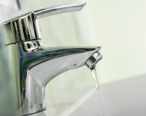 Większość ludzi nie wie, że można go odkręcić. Zbiera się tam góra kamienia