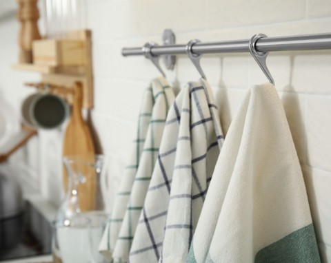 Domowe metody na wybielenie ręczników kuchennych. Zejdą nawet tłuste i stare plamy