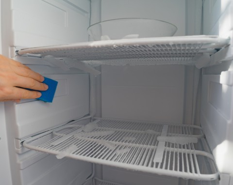 Prędko rozmrozisz lodówkę przed świętami. Weź tylko jedną rzecz z kuchennej szuflady