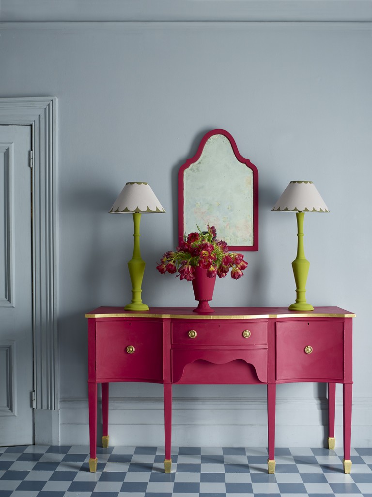 Dekoracje, Luksusowa metamorfoza wnętrza - W realizacji wykorzystano farby Chalk Paint™:
• konsola, lustro, wazon oraz grzejnik w kolorze Capri Pink 
• szachownica na podłodze wykonana przy użyciu odcieni Greek Blue i Louis Blue
• ściana i drzwi w kolorze Louis Blue
• podstawy lamp w kolorze Firle, abażury: Paloma i Olive
• detale konsoli ozdobione płatkami metalu Gold Leaf