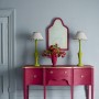 Dekoracje, Luksusowa metamorfoza wnętrza - W realizacji wykorzystano farby Chalk Paint™:
• konsola, lustro, wazon oraz grzejnik w kolorze Capri Pink 
• szachownica na podłodze wykonana przy użyciu odcieni Greek Blue i Louis Blue
• ściana i drzwi w kolorze Louis Blue
• podstawy lamp w kolorze Firle, abażury: Paloma i Olive
• detale konsoli ozdobione płatkami metalu Gold Leaf