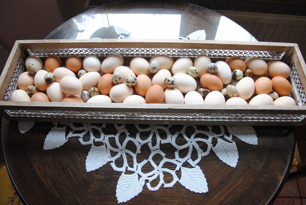 Sypialnia, W świątecznym nastroju :) - na lokalnym targu kupiłam mnóstwo jajek ,będą farbowane ,faszerowane ,gotowane .....