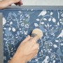 Dekoracje, Zatrzymaj sielski klimat lata - Krok 1:
Pomaluj całą szafkę przy użyciu Chalk Paint™  w kolorze Aubusson Blue za pomocą średniej wielkości pędzla, pozostaw do wyschnięcia. Następnie wymieszaj odcienie Olive i Aubusson Blue w proporcjach pół na pół.
Krok 2:
Przyłóż szablon przy krawędzi szafki i nakładaj farbę w przygotowanym odcieniu przy pomocy wałka z gąbki. Powtarzaj tę czynność na kolejnych fragmentach mebla, aż pomalujesz cały front. Przykładaj szablon tak, aby wykreowany wzór nie był regularny.