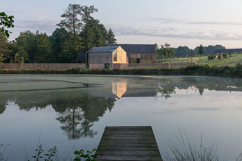 Domy i mieszkania, Polska Zagroda - polski projekt nowoczesnej stodoły - Architekci z BXBstudio dokonali transformacji typowego wiejskiego gospodarstwa w nowoczesną rezydencję. Ich projekt jest innowacyjny i oryginalny, ale nie zapomina o tym, gdzie powstał. Budynki wpasowują się w przestrzeń — zbudowane są z poszanowaniem środowiska naturalnego, a także wykorzystują naturalne światło. Elewacja zbudowana jest z czerwonych cegieł i drewna tak jak stodoły stojące tutaj wcześniej.

Projekt: BXB studio.
Fot. Piotr Krajewski