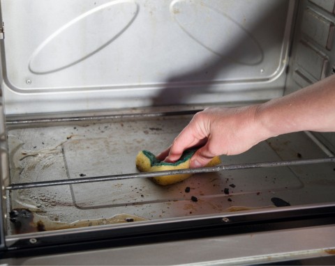 Przypalenia w piekarniku i tłuste szyby czyszczę na błysk jedną pastylką. Nawet kratka lśni jak nowa