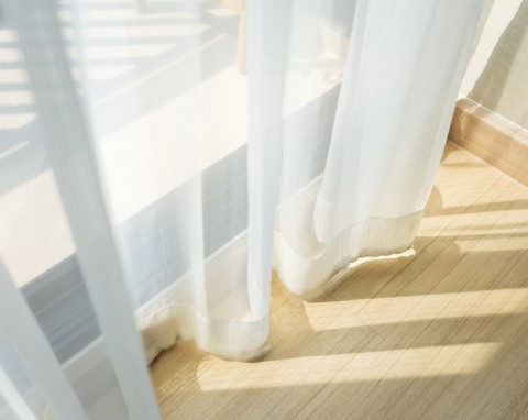 Jak prać firanki, by były śnieżnobiałe? 3 triki bez wybielacza