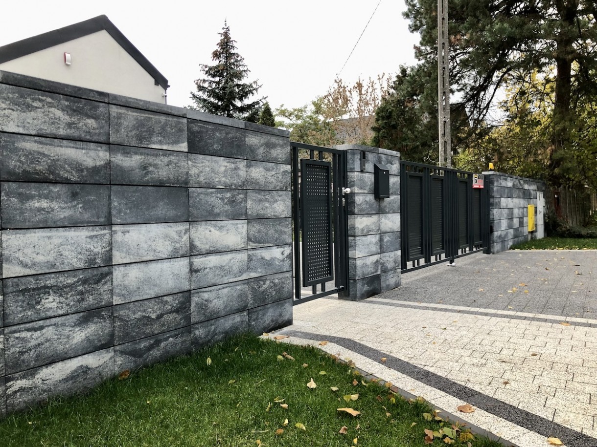 Realizacje, Kreatywne pomysły na beton w aranżacji przestrzeni - Polbruk S.A. – to jeden z liderów w produkcji kostki brukowej, płyt betonowych oraz małej architektury w Polsce. Stanowi część międzynarodowego koncernu CRH plc – jednego z kluczowych dystrybutorów materiałów budowlanych na świecie. W ofercie Polbruk znajdują się produkty z segmentów – Kostki i płyty, Architektura oraz rozwiązania przemysłowe, wykorzystywane do budowy placów, deptaków, parkingów i chodników w całej Polsce. Polbruk SA jest laureatem nagrody Superbrands Polska 2020. 
www.polbruk.pl
www.facebook.com/polbruk
www.instagram.com/polbruk_inspirujemy/
www.facebook.com/JestemFachowcem