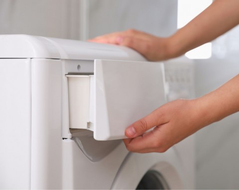 Szufladę na detergenty w pralce wyczyścisz w kilka minut. Na błysk i bez chemii z drogerii