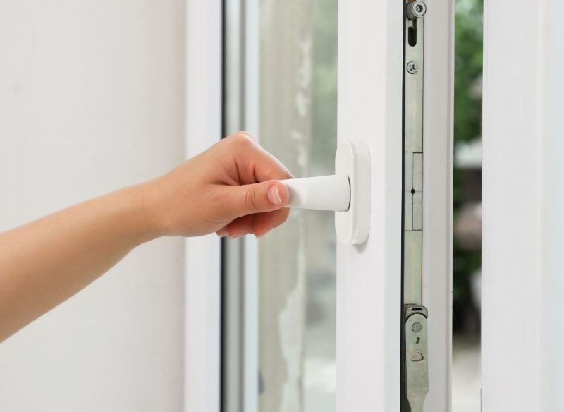 Przed smażeniem karpia warto uchylić okno w kuchni.