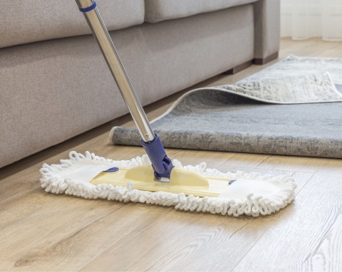 Stołowa łyżka na 5 litrów wody i płyn do naczyń. Podłoga lśni, nie ma smug i jest zdezynfekowana