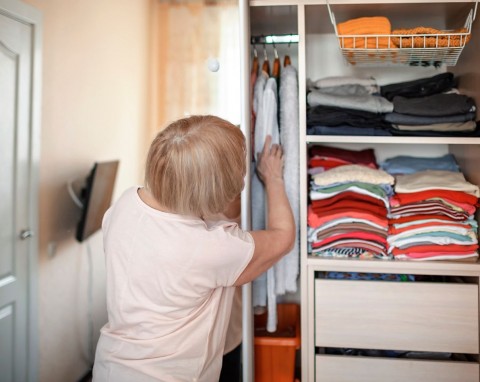 Wsyp do miseczki, dodaj kilka kropel i włóż do szafy. To najlepszy pachnący pochłaniacz wilgoci