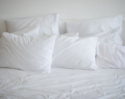 Żółte plamy na poduszkach w zwykłym praniu nie zejdą. Wsyp do bębna, będą puszyste i białe jak śnieg