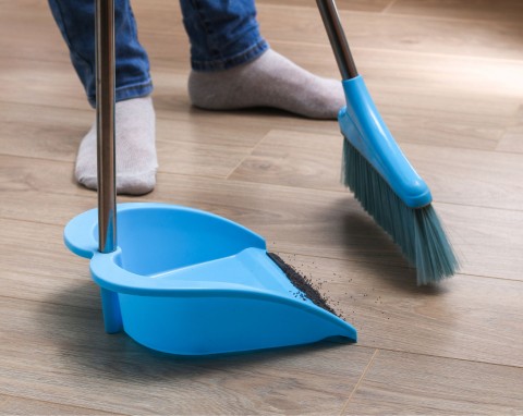 Owiń szczotkę i zamiataj bez poprawek. Każdy paproch i kurz zostanie zmieciony, lepiej niż odkurzaczem
