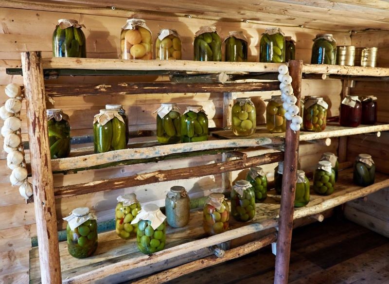 W ziemiance ogrodowej muszą znaleźć się półki na przechowywanie żywności.