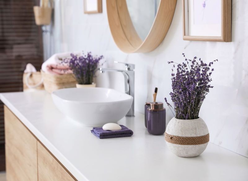 Wygląd łazienki odświeżą ciekawe, niekoniecznie drogie dodatki.