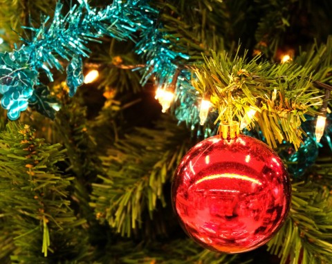 Ile prądu zużywają lampki choinkowe? Bezpieczne i oszczędne podłączenie