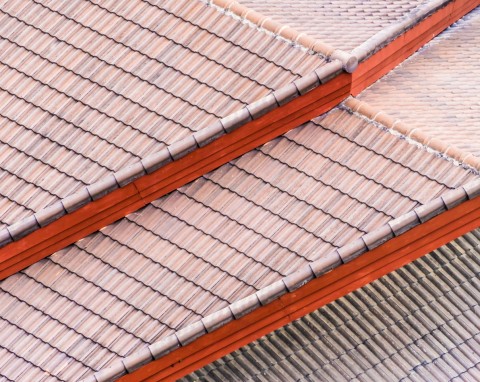 Dach kopertowy czy dwuspadowy – jakie poszycie dachowe wybrać dla konkretnych konstrukcji?