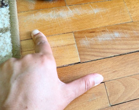 Wymieszaj dwa składniki i wetrzyj ściereczką w podłogę. Po zarysowaniach nie zostanie nawet ślad