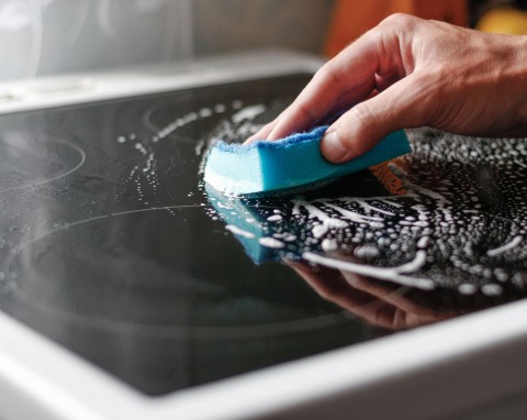 Jak wyczyścić płytę indukcyjną? Sprytne triki zaoszczędzą czas i pieniądze
