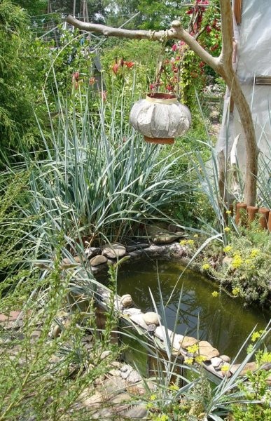 Ogród, Ogrodowe dekoracje - zbiornik na deszczówkę - czyli wanna w obudowie