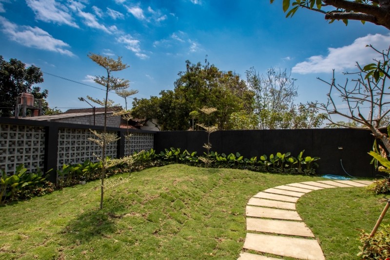 ścieżka w ogrodzie