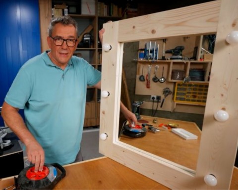 Darek Stolarz pokazał, jak zrobić lustro z oświetleniem. Oto instrukcja krok po kroku