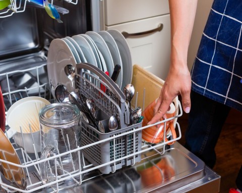 Cytryna nie da takiego efektu. Prosta sztuczka eliminuje brzydki zapach ze zmywarki