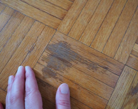 Nie musisz cyklinować parkietu. Fachowcy mają niezłe triki na rysy i zagłębienia