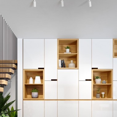 Pandemia przyczyniła się do wzrostu popularności pracy zdalnej, a ta z kolei wpłynęła na konieczność zaaranżowania komfortowej przestrzeni biurowej w naszych domach. W miejscu pracy kluczową rolę odgrywa nie tylko obszerne biurko czy wygodne krzesło. Równie ważne jest  odpowiednio dobrane oświetlenie. O czym pamiętać przy wyborze opraw oświetleniowych, które wpłyną na naszą efektywność, doskonale wiedzą eksperci polskiej marki AQForm.