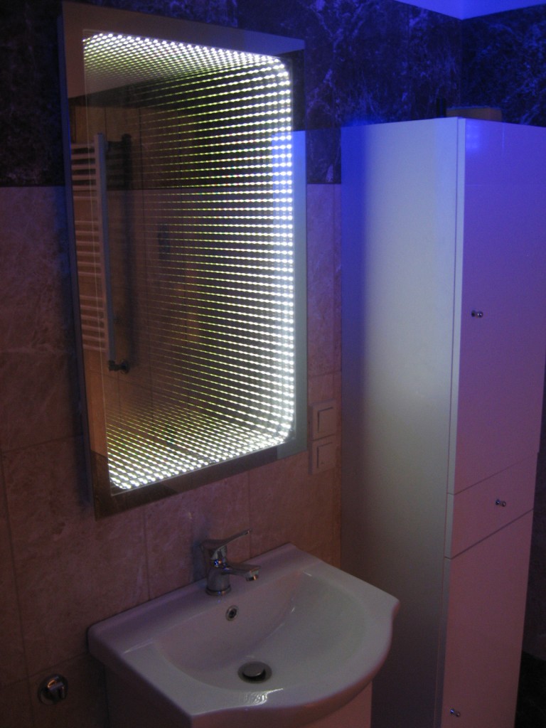 Łazienka, Aranżacja łazienki w garażu - lustro z podświetleniem