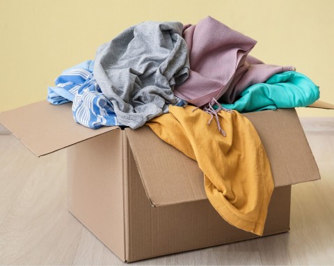 Gdzie wyrzucać stare ubrania? Wprowadzono zmiany, fioletowe worki nie dla wszystkich