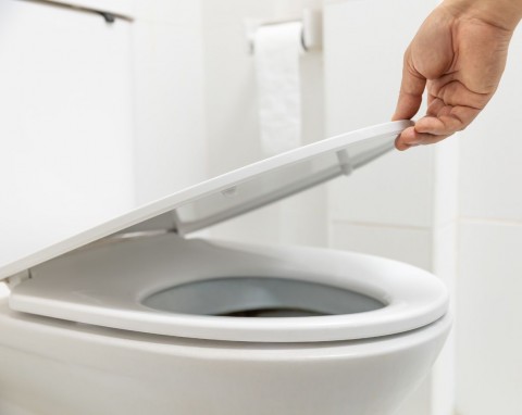 Nałóż na ściereczkę i przetrzyj deskę sedesową. Znów będzie biała jak od nowości