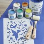 Dekoracje, Nowa metamorfoza mebla od Annie Sloan  - odkryj moc kolorów! - Do realizacji tego projektu potrzebne będą: 
● szablon Mexican Birds od Annie Sloan,
● farba Chalk Paint w kolorach: Napoleonic Blue, Old White oraz kilku jasnych, żywych odcieniach, 
● pędzle i wałek z gąbki,
● bezbarwny wosk Clear Chalk Paint Wax, 
● taśma maskująca.