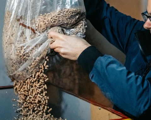 Ile pelletu trzeba kupić zamiast tony węgla? Sprawdzamy ceny i porównujemy