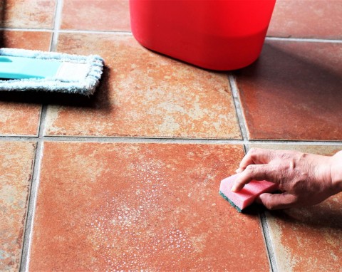 Dobry patent na czyszczenie fug w podłodze. Żadnej chemii, tylko dwa domowe składniki