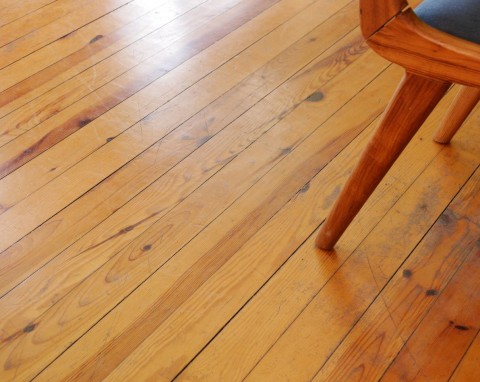 Najlepsze domowe sposoby na rysy i wgłębienia w parkiecie. Fachowiec nie będzie potrzebny