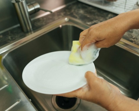 Genialne sposoby na usunięcie naklejek ze szkła. Ceny i etykiety schodzą od ręki i nie zostawiają kleju