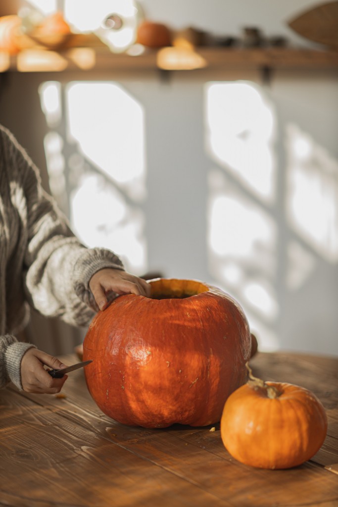 Dekoracje, Wycinanie dyni krok po kroku - Zobaczcie, jak wyciąć dynie na Halloween :)