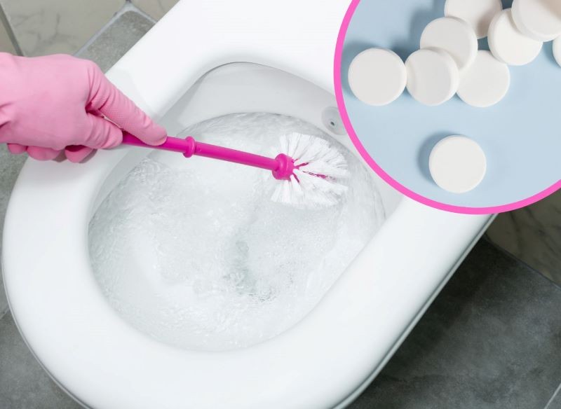 Sprawdź, jak umyć toaletę tabletką do czyszczenia protez.