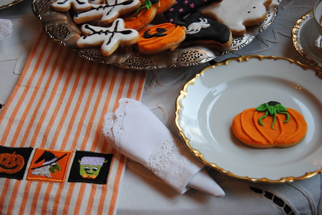 Pozostałe, Chwile..... - Od Kamillam dostałam też cudne obrączki do serwetek z monogramem i halloweenkową ściereczkę:)