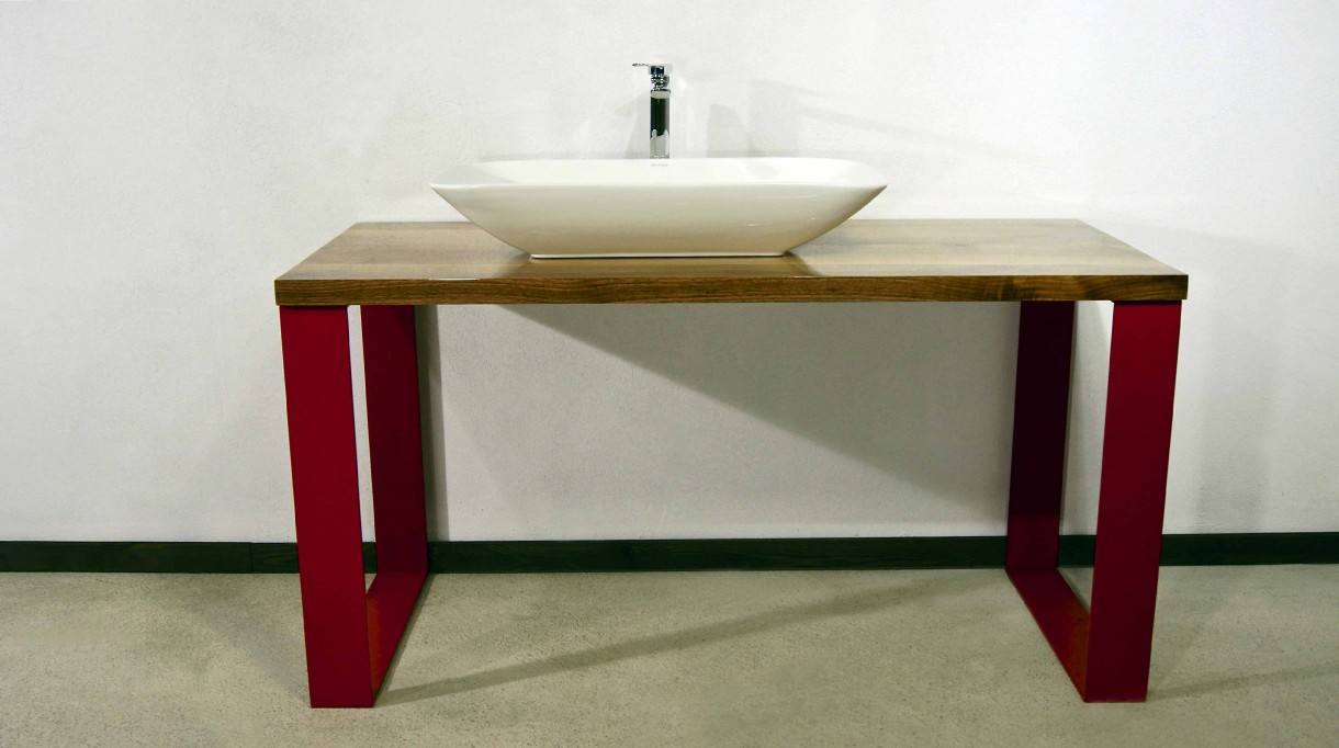 Łazienka, lite drewno w łazience - Blat pod umywalkę z litego orzecha