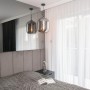 Domy i mieszkania, Nowoczesny apartament z elegancją w tle - „W zaprojektowanym apartamencie wybraliśmy m.in. SET TRU LED natynkowy, oprawy od polskiego producenta oświetlenia, marki AQForm. Zazwyczaj nad stołem w jadalni znajduję się okazała lampa wisząca, my ten zabieg odwróciliśmy i zaprojektowaliśmy w tym miejscu oprawę natynkową, która ma bardzo praktyczną funkcję ściemniania. Lampa wisząca znajduję się za to w strefie wypoczynkowej. Ten zabieg dodał aranżacji niezwykłego, oryginalnego charakteru” – mówi projektantka z pracowni MÁS Estudio.