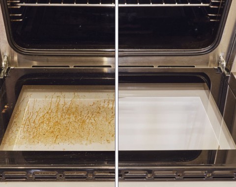 Tłuszcz z szyby piekarnika schodzi od ręki. I to bez szorowania i chemii ze sklepu