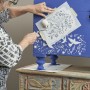 Dekoracje, Nowa metamorfoza mebla od Annie Sloan  - odkryj moc kolorów! - Krok 3:
Nabierz farbę Chalk Paint w kolorze Old White na wałek, pozbądź się nadmiaru farby, a następnie przesuwaj wałek po wzorniku w różnych kierunkach. Zdejmij szablon.
Krok 4:
Powtórz krok 3, aż wzór szablonu wypełni pożądany obszar.