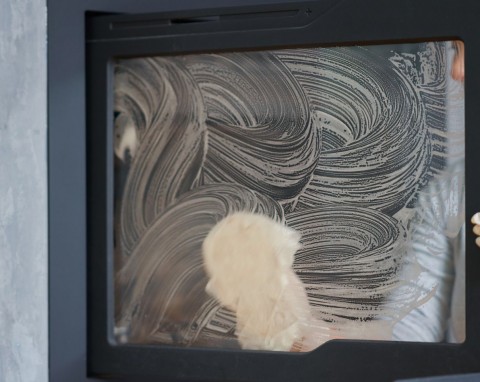 Szyba kominka będzie lśniła jak nowa. Najlepszy patent na czyszczenie jaki znam