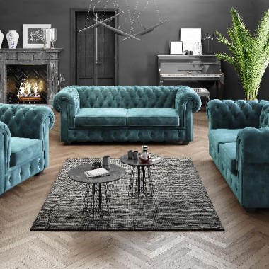 Czy piękno to także funkcjonalność?
Czy piękne sofy oraz fotele welurowe sprawdzą się w codziennym, intensywnym użytkowaniu? Tak, o ile postawimy na tkaninę wysokiej jakości, odporną na zabrudzenia i odgniecenia. Bardzo ważną rzeczą jest odpowiednie naciągnięcie materiału na konstrukcję sofy, fotela lub zagłówka, welwet jest materiałem elastycznym, należy więc go odpowiednio naciągnąć, aby nie marszczył się wskutek używania.