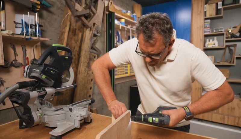 „Darek Stolarz. Remont w 3 dni”  jest emitowany w każdą środę o godzinie 22:00 na kanale Polsat Café.