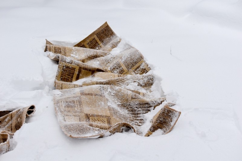 jak trzepać dywany na śniegu