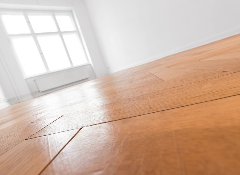 dlaczego w drewnianej podłodze robią się szczeliny