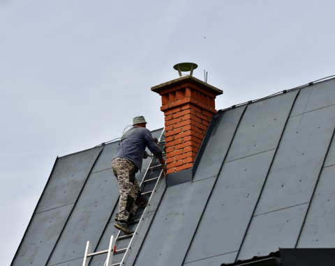 Wrzuć do paleniska. Komin się oczyści, a ciąg poprawi